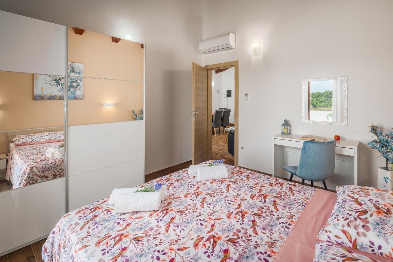 Villa Gracia Sveti Lovreč Pazenatički Esterno foto